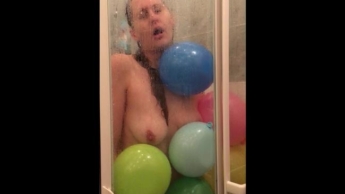 Wie niedlich ^^ Mit einer Ballondusche in Stimmung gebracht